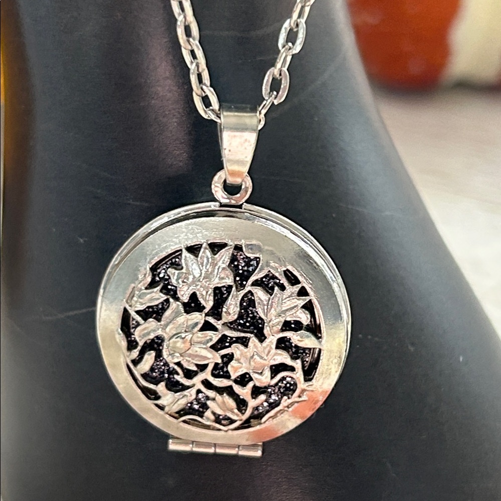 Silver Tone Leaf Diffuser Locket Necklace: Essent… - image 2
